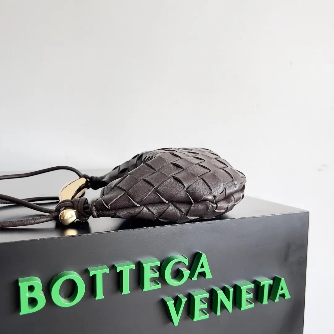 Batch of 1260 BV Mini Sardine is coming‼ ️Super high-end, stainless steel hardware + 24k real gold plating process, fish scales (concave and convex positions) are the finishing touch, the sardine bag that can be carried cross-body is completely beautiful to the heart. The metal element handle and the weaving are perfectly combined to completely integrate the artistic sense and elegance and fashion. It is really like a work of art🏺The large size is elegant, the small size is exquisite and cute, a must-have item for fashionistas, and the details are perfectly reproduced. Style number: 744267 Size 20*12*2.5